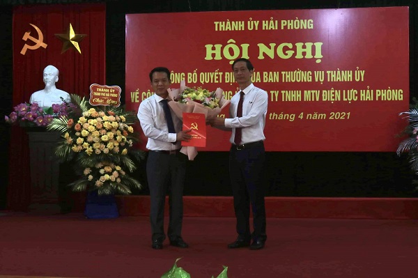 Đồng chí Đỗ Mạnh Hiến, Phó Bí thư thường trực Thành ủy trao Quyết định cho đồng chí Nguyễn Hữu Hưởng.