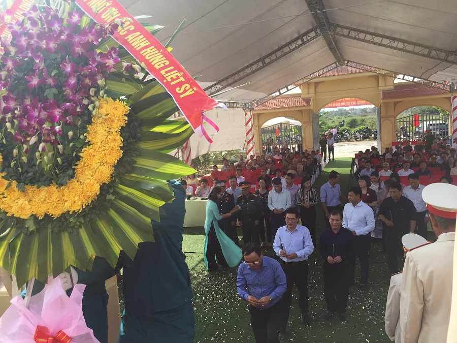 Các đại biểu dâng hương và cắt băng khánh thành Nghĩa trang liệt sĩ thị trấn An Dương