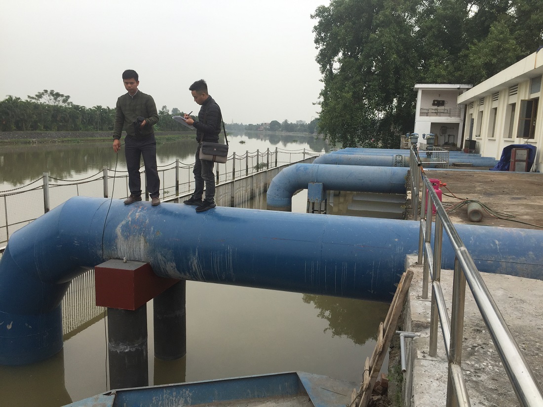 Cán bộ công ty kiểm tra độ mặn của nước tại nhà máy nước Quán Vĩnh (An Đồng) 