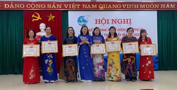 Hội LHPN TP khen thưởng các tập thể, cá nhân đã có thành tích suất xắc trong thực hiện Chỉ thị 05 của Bộ Chính trị về “Học tập và làm theo tư tưởng đạo đức phong cách Hồ Chí Minh”