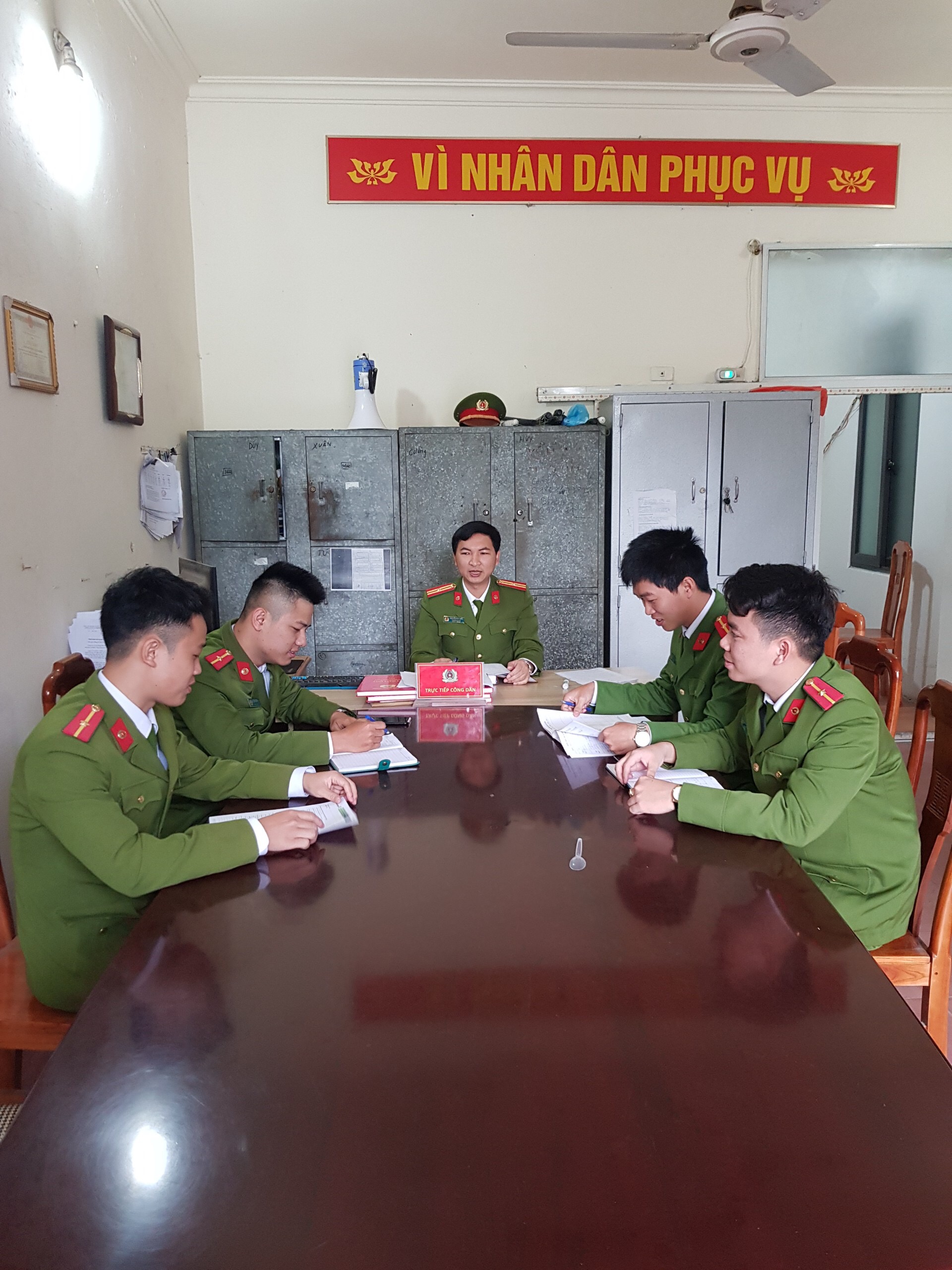 Thiếu tá Nguyễn Huy Hiếu- Trưởng CAX An Đồng luôn quán triệt tới cán bộ chiến sĩ phải gần dân để phát huy phong trào toàn dân bảo vệ ANTQ  
