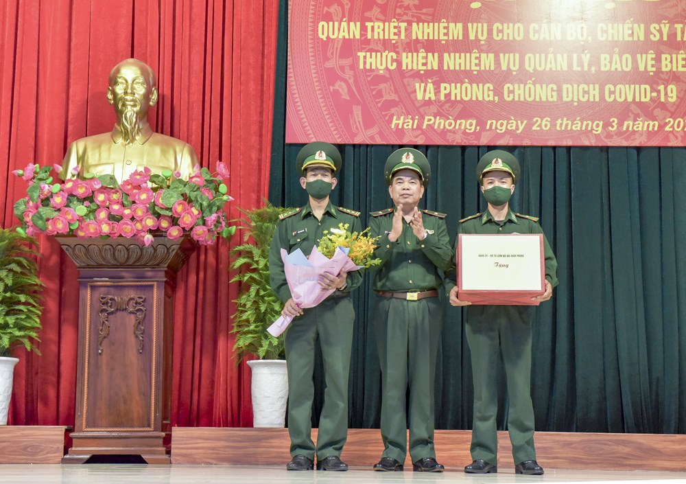 Lãnh đạo Bộ Tư lệnh BĐBP trực tiếp giao nhiệm vụ và tặng quà, động viên các đoàn cán bộ, chiến sỹ.