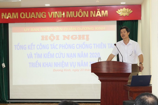 Đồng chí Nguyễn Minh Phương, Chủ tịch UBND quận, Trưởng Ban Chỉ huy phòng chống thiên tai và Tìm kiếm cứu nạn quận phát biểu tại hội nghị  