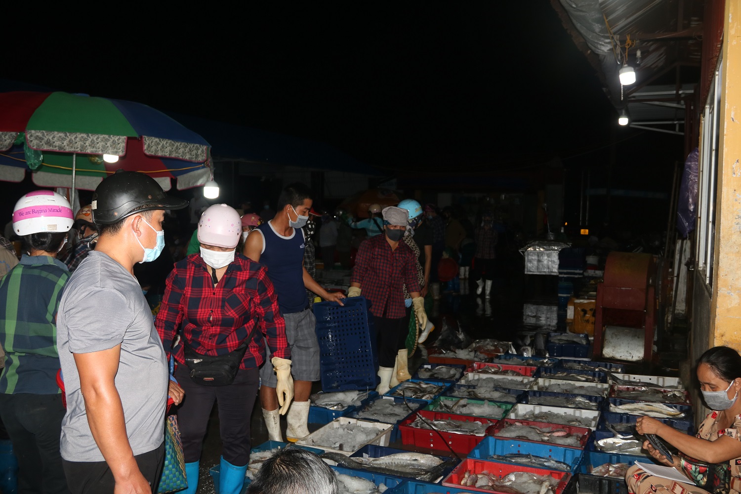 Các tiểu thương buôn bán tại Cảng cá Ngọc Hải thực hiện nghiêm quy định phòng chống dịch Covid-19