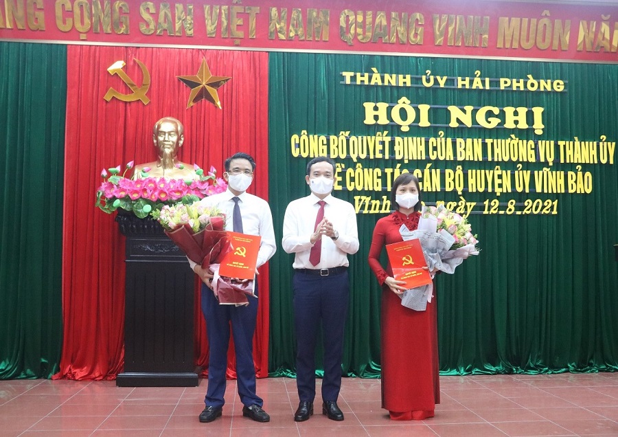 Đồng chí Trần Lưu Quang, Ủy viên Trung ương Đảng, Bí thư Thành ủy, Trưởng Đoàn ĐBQH Hải Phòng trao quyết định, tặng hoa và chúc mừng hai đồng chí nhận nhiệm vụ mới.