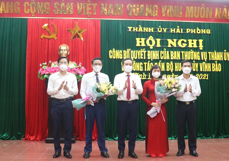 Đồng chí Trần Lưu Quang- Bí thư Thành ủy cùng Thường trực Huyện ủy Vĩnh Bảo tặng hoa chúc mừng 2 đồng chí 