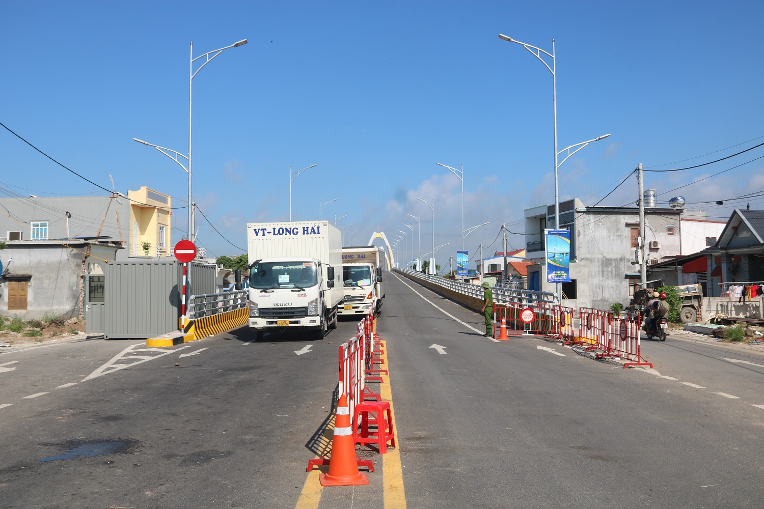 Lực lượng chức năng kiểm tra các phương tiện lưu thông vào Hải Phòng tại chốt cầu Quang Thanh 