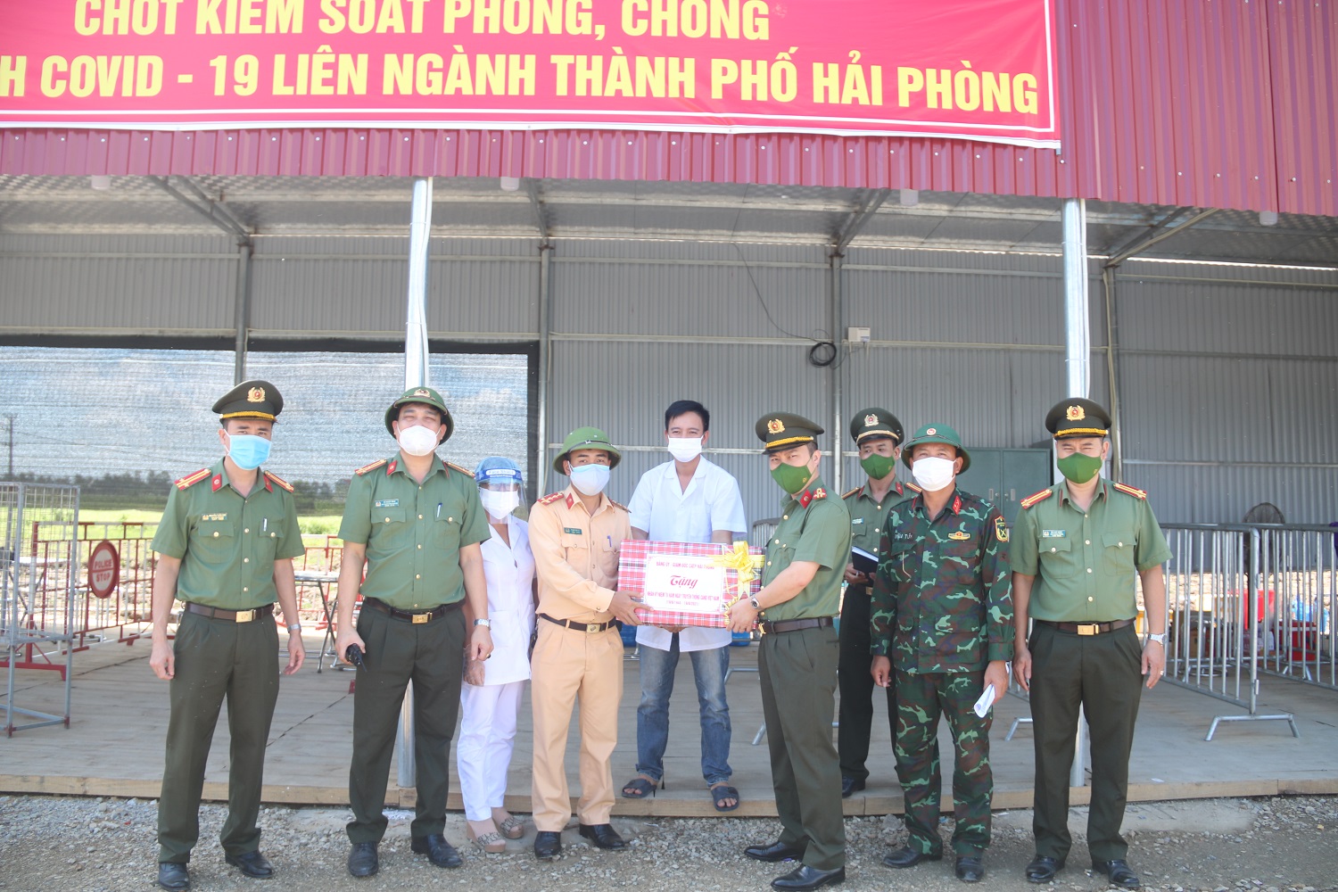 Đồng chí Thượng tá Lê Trung Sơn- Phó Giám đốc CATP tặng quà lực lượng tại chốt kiểm soát dịch Covid-19 liên ngành thành phố khu vực cầu Nghìn- QL 10 (Vĩnh Bảo) 