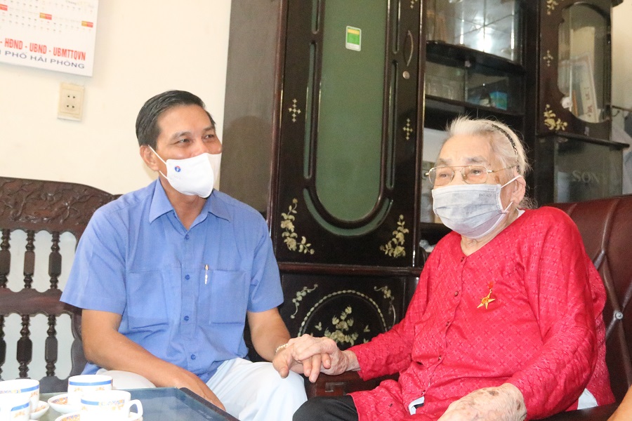 Đồng chí Nguyễn Văn Tùng- Chủ tịch UBND TP thăm, tặng quà Mẹ Việt Nam anh hùng Nguyễn Thị Ly 