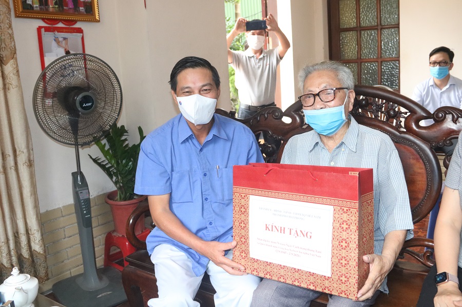 Đồng chí Nguyễn Văn Tùng- Chủ tịch UBND TP thăm, tặng quà ông Nguyễn Như Tiến, cán bộ tiền khởi nghĩa 