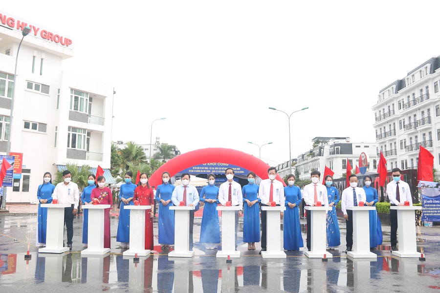 Các đồng chí lãnh đạo thành phố, lãnh đạo huyện An Dương, đại diện nhà thầu thực hiện nghi lễ động thổ dự án