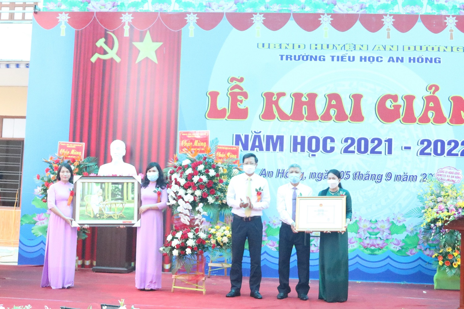 Phó Chủ tịch Thường trực UBND TP Lê Anh Quân tặng hoa, trao bằng chuẩn Quốc gia mức độ 2 cho Trường tiểu học An Hồng