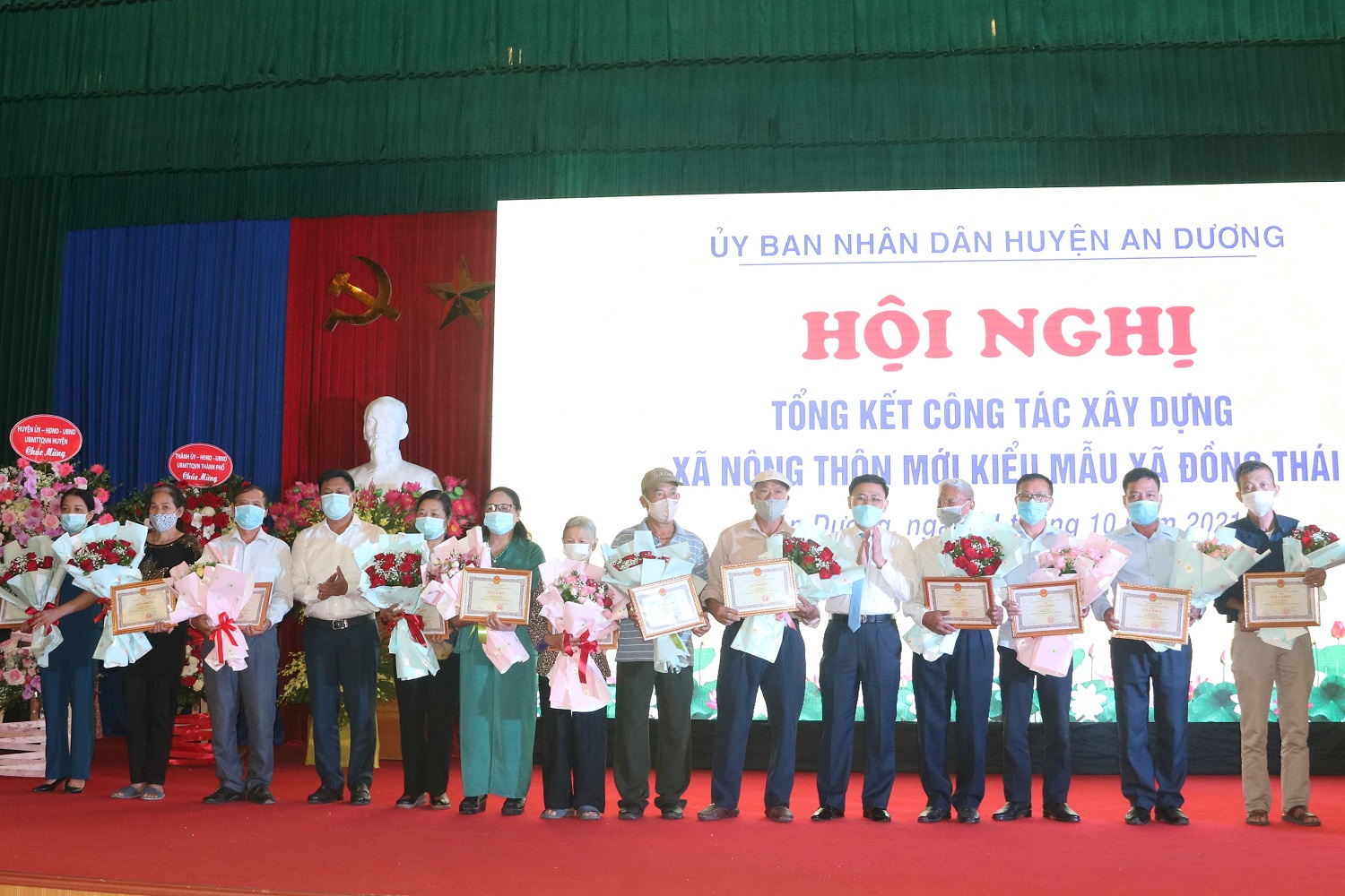 Lãnh đạo huyện An Dương trao giấy khen tặng các tập thể, cá nhân có thành tích xuất sắc trong công tác xây dựng nông thôn mới kiễu mẫu./.