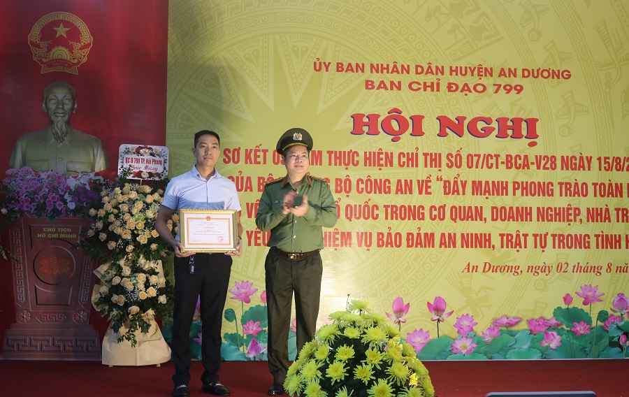 Đại tá Lê Nguyên Trường- Phó Giám đốc CATP, Phó trưởng Ban chỉ đạo 799 thành phố tặng giấy khen của Giám đốc CATP cho cá nhân  có thành tích tiêu biểu trong thực hiện Chỉ thị số 07 
