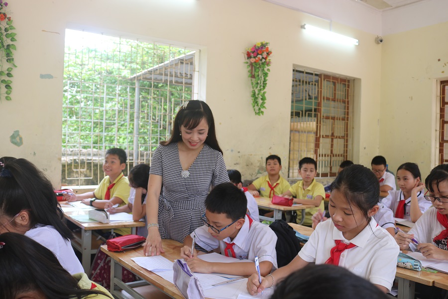 Cô Hoàng Thị Thanh Huyền truyền đam mê học môn sử cho học sinh Trường THCS An Dương 