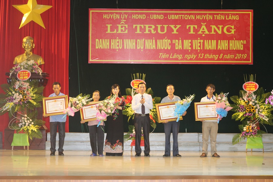 Lãnh đạo huyện Tiên Lãng trao bằng công nhận mẹ Việt Nam anh hùng cho các thân nhân mẹ 