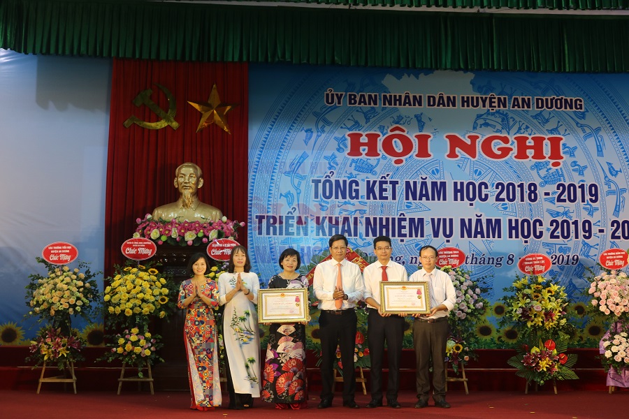Trường mầm non An Dương và Trường THCS An Dương nhận Huân chương lao động của Chủ tịch nước 