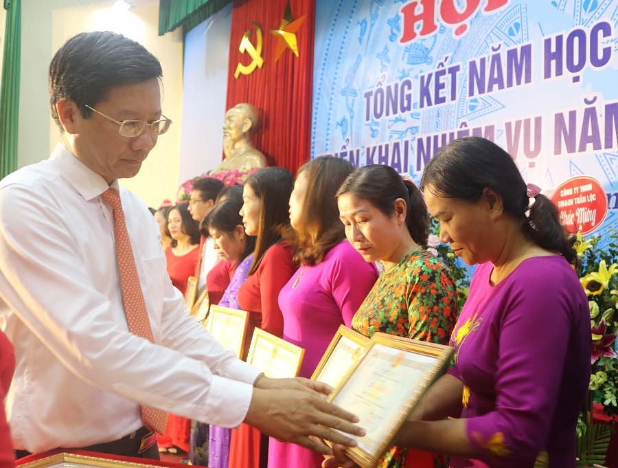 Hiệu trưởng Trường tiểu học Đại Bản 2 nhận giấy khen của UBND huyện An Dương tặng trường do có thành tích trong bồi dưỡng học sinh giỏi năm học 2018- 2019
