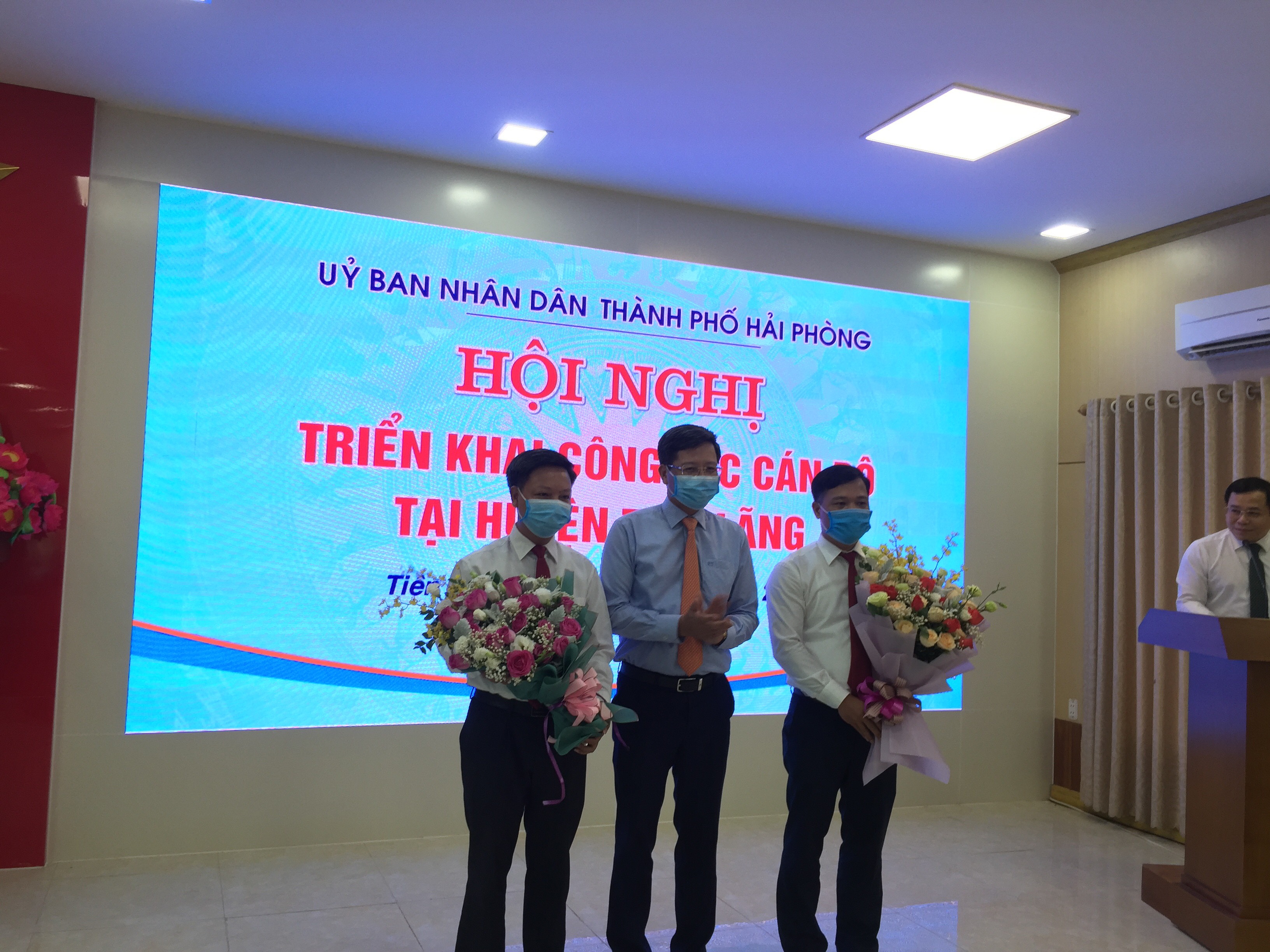 đồng chí Lê Anh Quân- Phó Chủ tịch Thường trực UBND TP tặng hoa, chúc mừng 
