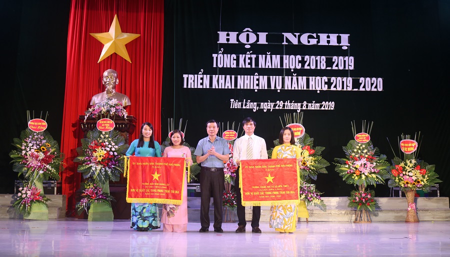 Chủ tịch UBND huyện Tiên Lãng Trần Đình Vịnh tặng cờ thi đua của UBND TP cho Trường mầm non Đoàn Lập và THCS Kiến Thiết 