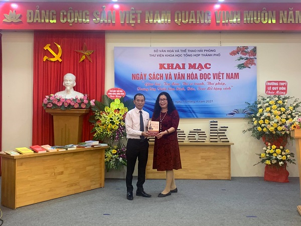 PGS.TS Lê Thị Bích Hồng, Nguyên Vụ Phó Vụ văn hóa, Ban Tuyên giáo Trung ương trao sách cho Thư viện khoa học tổng hợp thành phố