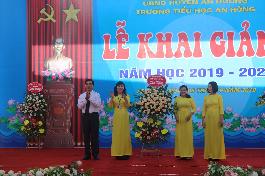 Đồng chí Cao Xuân Liên- Trưởng ban Dân vận Thành ủy- Chủ tịch Ủy ban MTTQ Việt Nam TP tặng hoa nhà trường 