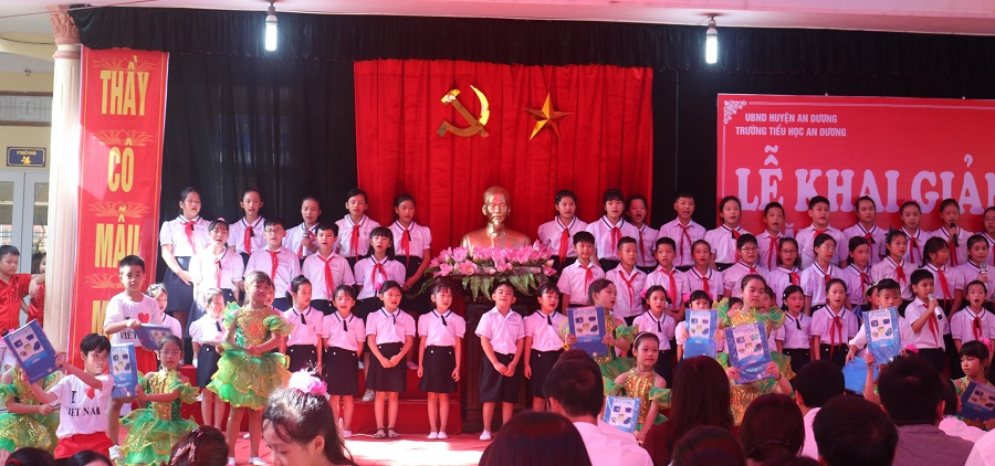 Trường Trường Tiểu học Thị trấn An Dương được UBND TP tặng Cờ thi đua xuất sắc 