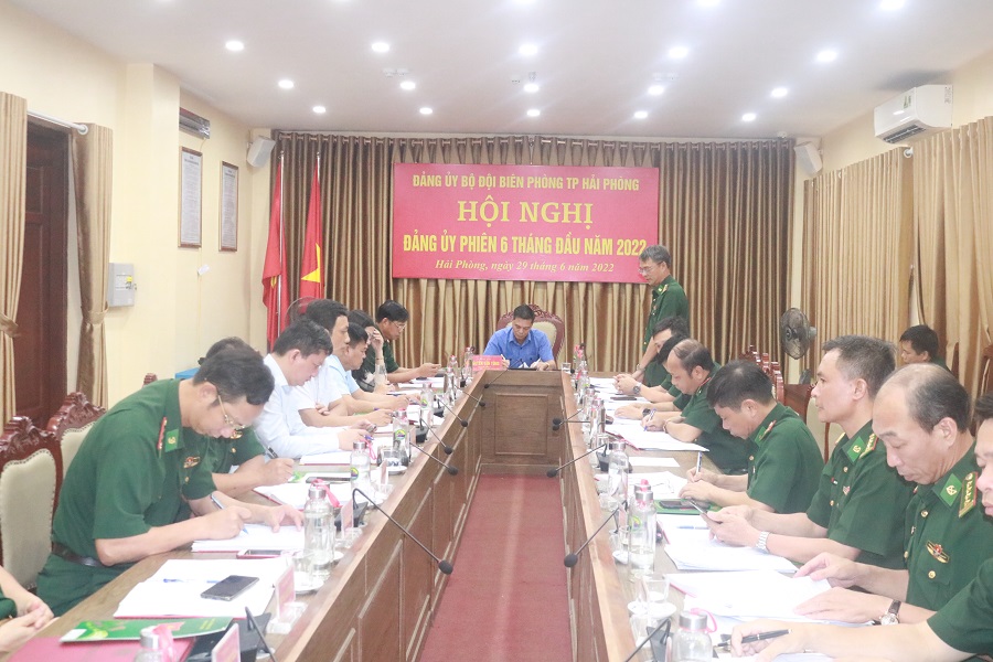 Đại tá Phạm Hồng Phong- Bí thư Đảng ủy BĐBP thành phố báo cáo kết quả lãnh đạo nhiệm vụ 6 tháng đầu năm 2022