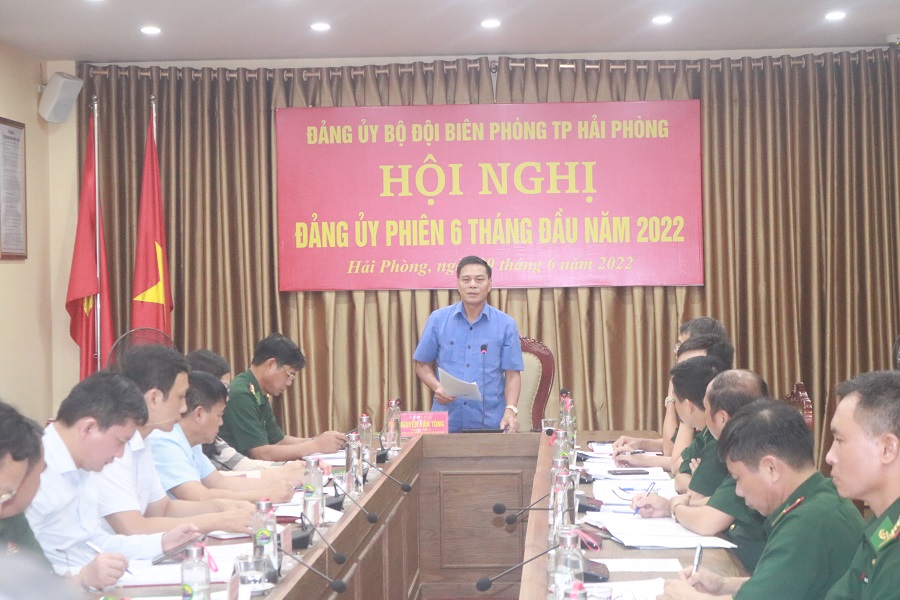 Đồng chí Nguyễn Văn Tùng, Phó Bí thư Thành uỷ, Chủ tịch UBND thành phố phát biểu tại hội nghị 