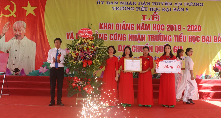 Đồng chí Lê Anh Quân- Bí thư Huyện ủy, Chủ tịch UBND huyện An Dương trao bằng công nhận đạt chuẩn quốc gia cho nhà trường 