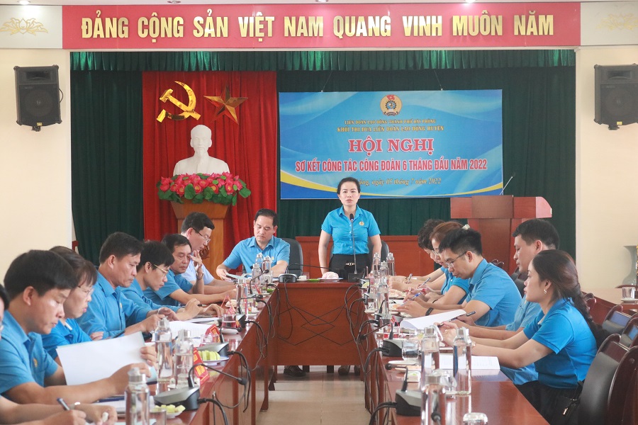 Đồng chí Nguyễn Thị Hương- Chủ tịch LĐLĐ huyện Tiên Lãng (khối trưởng) báo cáo hoạt động khối 6 tháng đầu năm 2022 