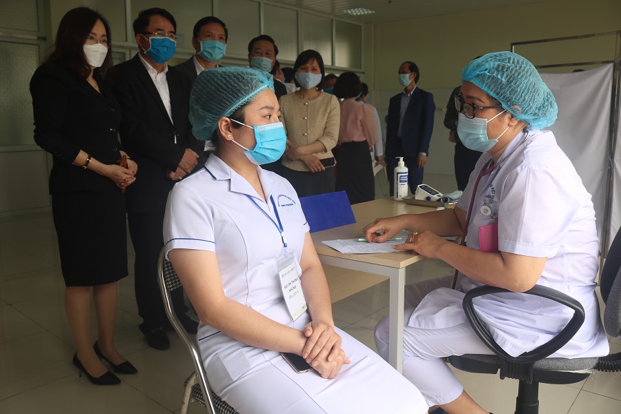 Chị Bùi Thị Thanh Nhung - nhân viên y tế đầu tiên của thành phố được tiêm phòng vắc xin