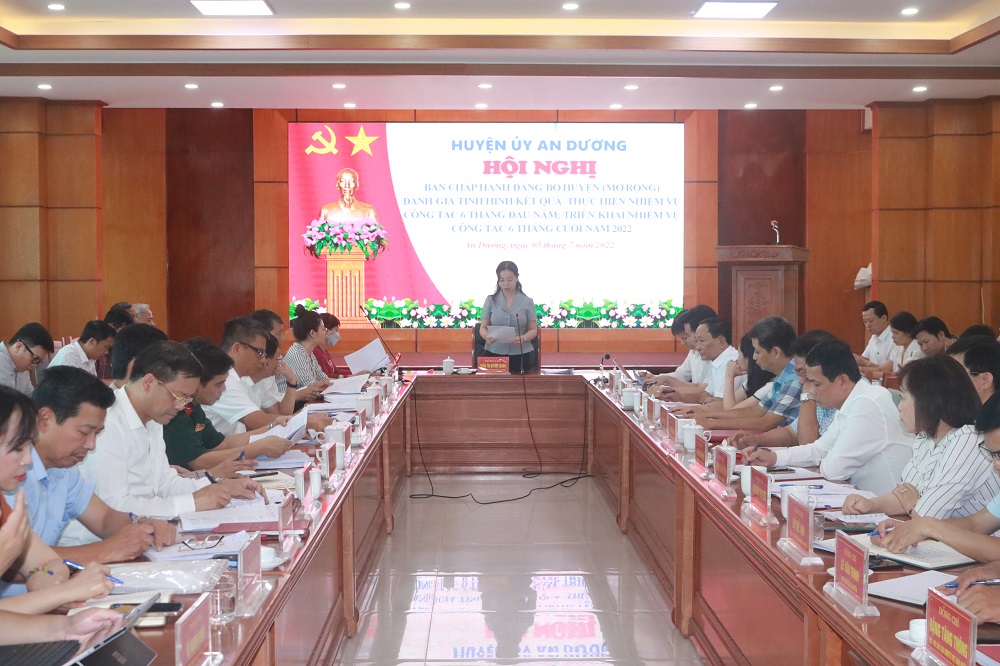 Đồng chí Trần Thị Quỳnh Trang- Thành ủy viên, Bí thư Huyện ủy An Dương điều hành hội nghị