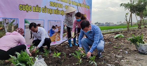 Lãnh đạo xã cùng nhân dân dọn vệ sinh môi trường, trồng hoa ven đường
