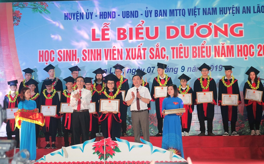 Lãnh đạo huyện An Lão và Thành đoàn Hải Phòng trao tặng giấy khen biểu dương các học sinh xuất sắc trong năm học 2018- 2019 