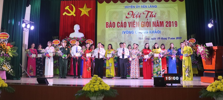 Lãnh đạo huyện Tiên Lãng tặng hoa chúc mừng các báo cáo viên tham gia Hội thi Báo cáo viên giỏi năm 2019