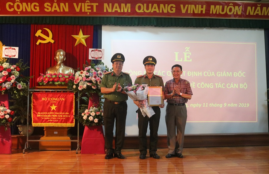 Lãnh đạo CATP, UBND huyện An Dương trao quyết định bổ nhiệm cho đồng chí đại úy Nguyễn Thành Long 