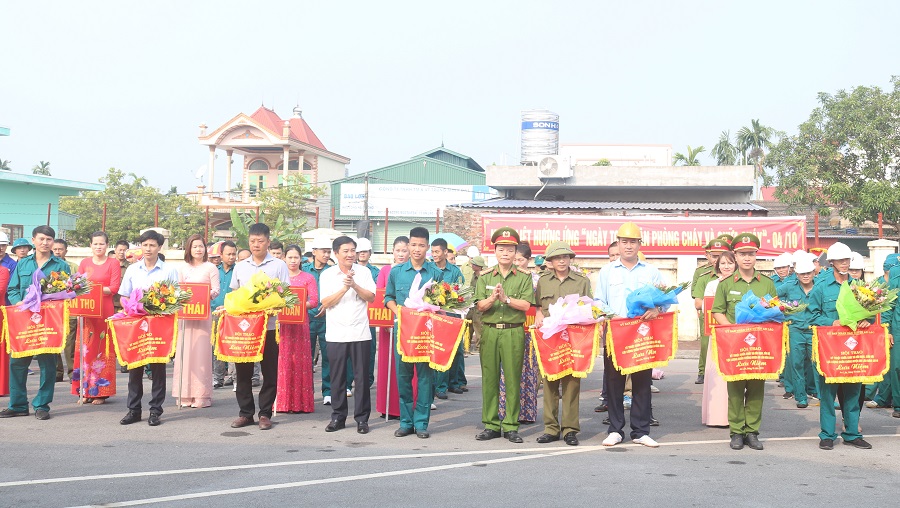 Các đồng chí: đại tá Mai Xuân Thắng- Phó Giám đốc CATP, Phạm Duy Đảm- Phó Chủ tịch thường trực UBND huyện An Lão trao hoa cờ tặng các đội tuyển dự hội thi 