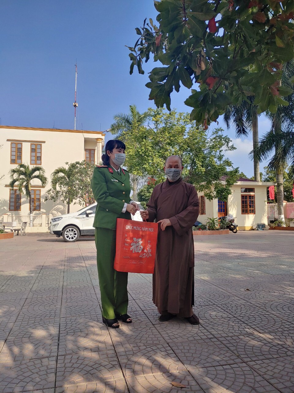 Đại úy Đỗ Thị Thanh Huyền- Trưởng CAX Đặng Cương luôn gần gũi, hòa đồng với chức sắc tôn giáo trên địa bàn