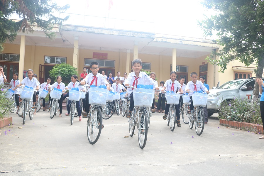 Niềm vui từ học sinh đón nhận những xe đạp từ chương trình  