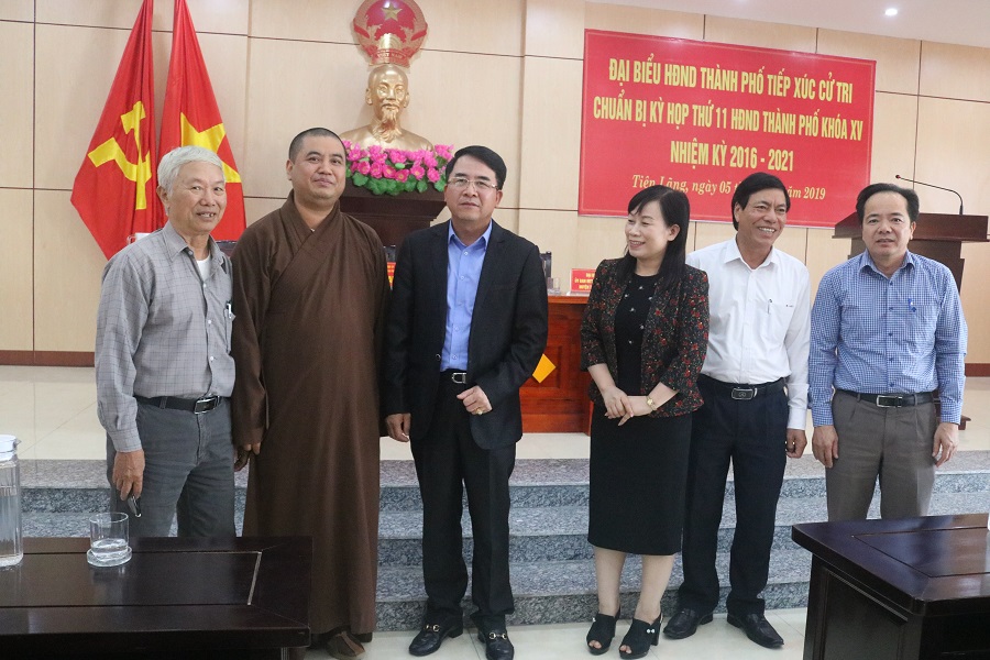 Đồng chí Lê Khắc Nam trao đổi với cử tri huyện Tiên Lãng 