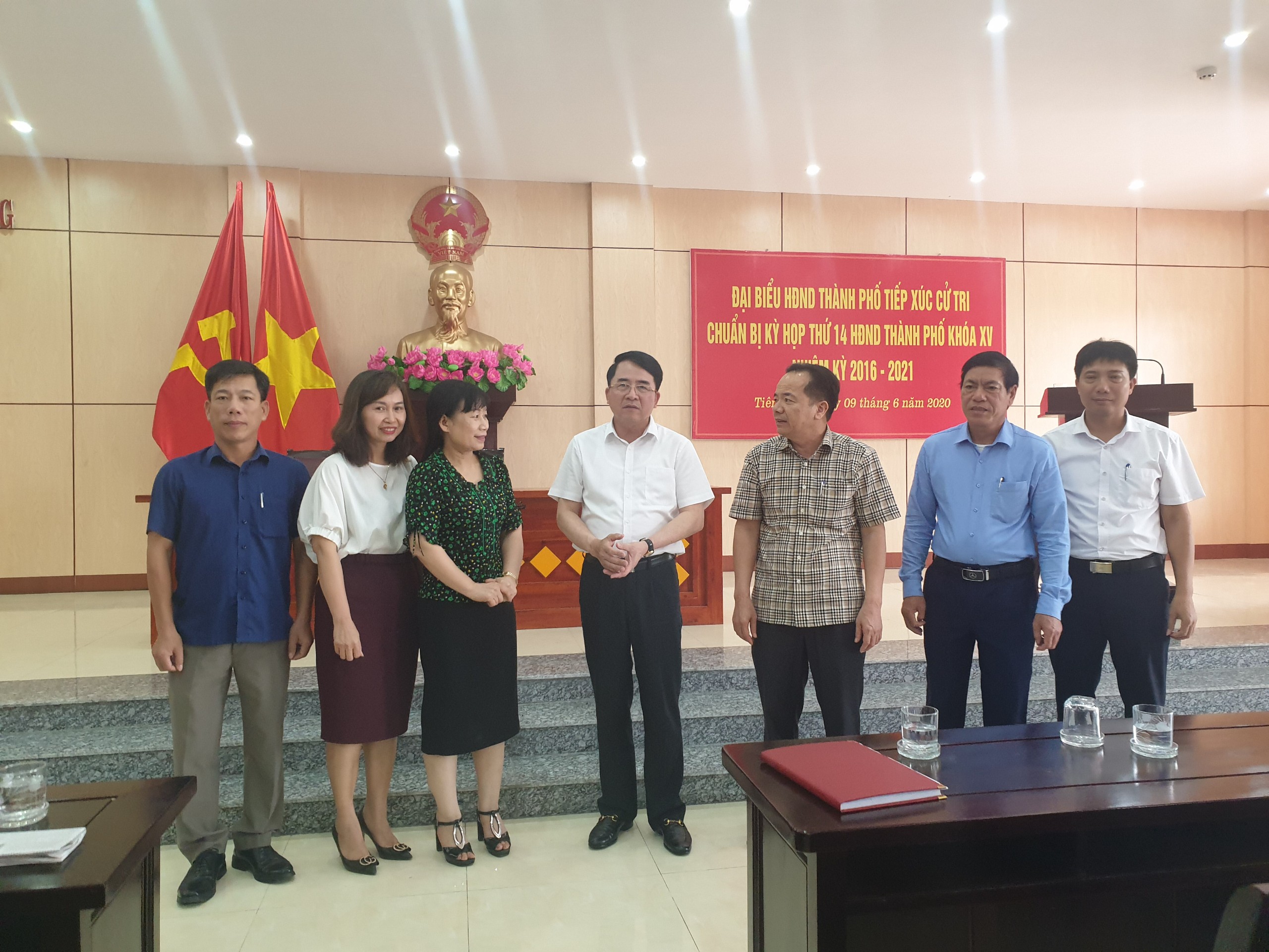 Đồng chí Phó chủ tịch UBND thành phố Lê Khắc Nam trao đổi với cử tri huyện Tiên Lãng