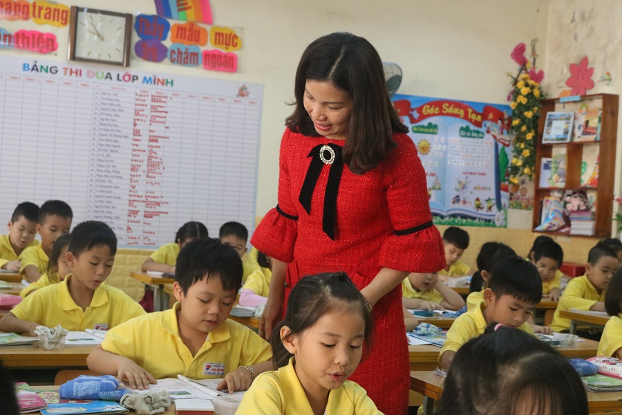 Năm học 2019- 2020, chất lượng giáo dục huyện An Dương đạt được nhiều kết quả tốt, trong đó có việc dạy và học Tiếng Anh (trong ảnh cô và trò Trường Tiểu học An Dương trong tiết Tiếng Anh)