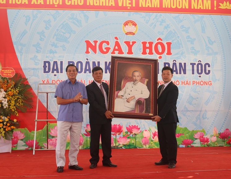 Chủ tịch UBND thành phố tặng quà lưu niệm cho cán bộ, nhân dân xã Đồng Thái 
