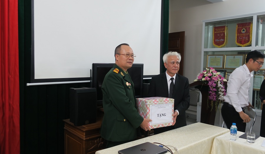 Phó chủ tịch UBND thành phố Nguyễn Đình Chuyến tặng quà Công ty CP Thương mại và Xây dựng Quyết Thắng