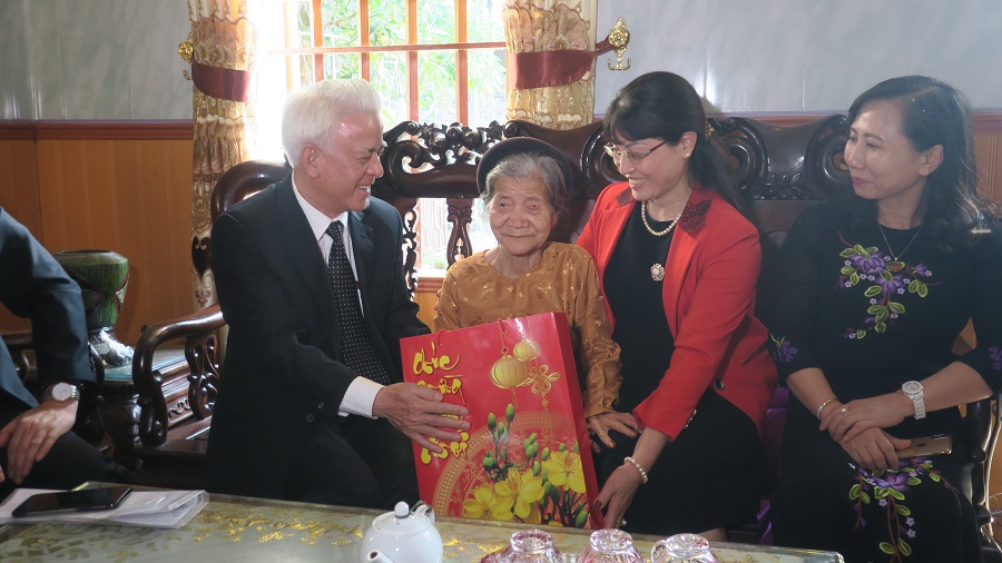Phó chủ tịch UBND thành phố Nguyễn Đình Chuyến tặng quà mẹ liệt sĩ Nguyễn Thị Bon 