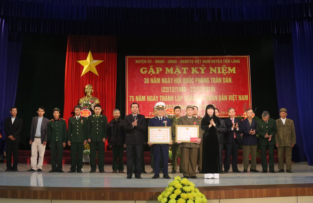 Đồng chí Nguyễn Thị Mai Phương- Bí thư Huyện ủy, Trần Đình Vịnh- Chủ tịch UBND huyện Tiên Lãng trao các phần thưởng cao quý của nhà nước tặng