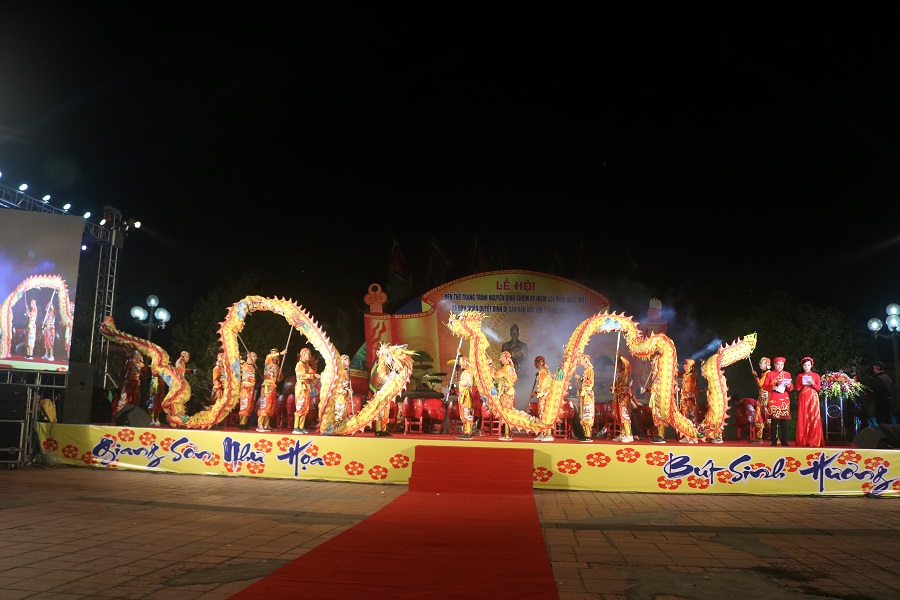 Lễ kỷ niệm ngày mất của Danh nhân văn hóa Trạng Trình Nguyễn Bỉnh Khiêm càng long trọng hơn khi lễ hội được công nhận là di sản phi vật thể Quốc gia
