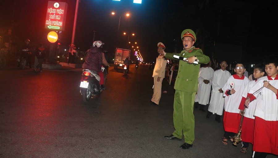 Lực lượng CAQ Kiến An điều tiết giao thông tại khu vực nhà thờ Lãm Hà (Kiến An)