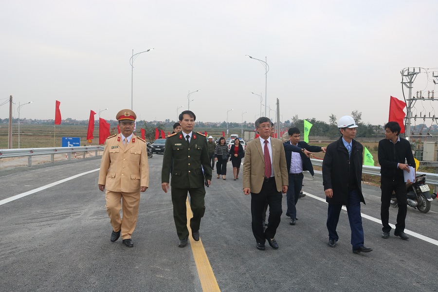 Phó Chủ tịch Thường trực UBND TP Nguyễn Xuân Bình kiểm tra công tác chuẩn bị cho lễ khánh thành cầu